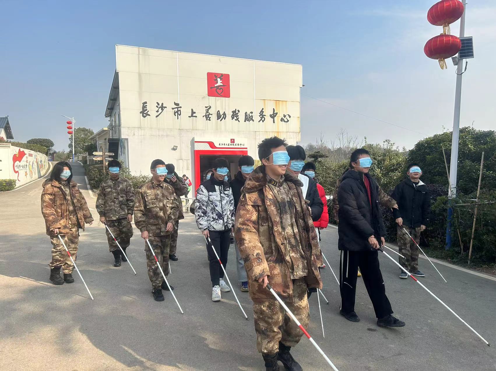 2304班 参与助残中心志愿服务，体验视障出行.jpg