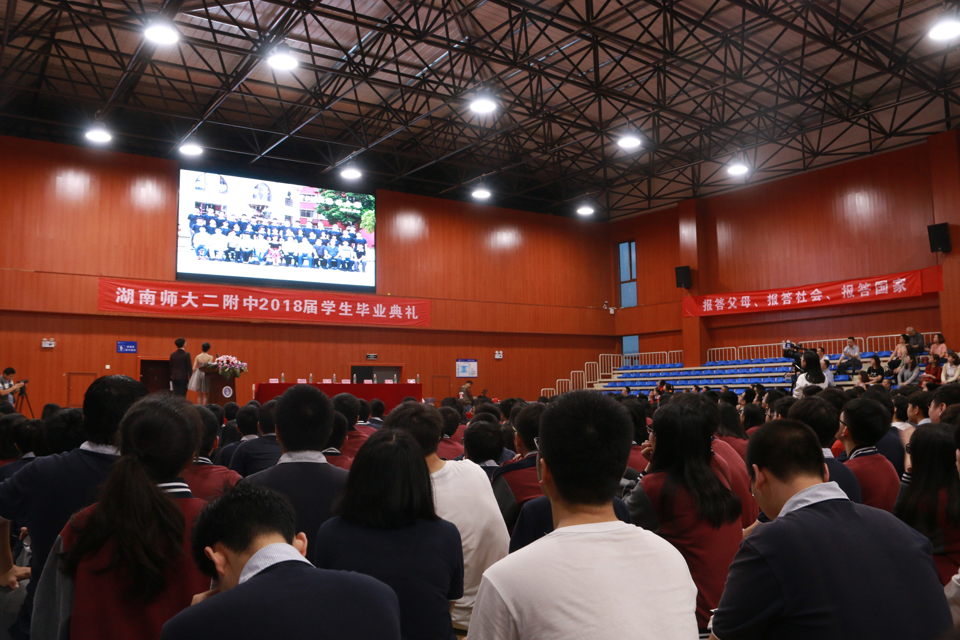 2.全体师生家长现场观看毕业纪念视频.JPG