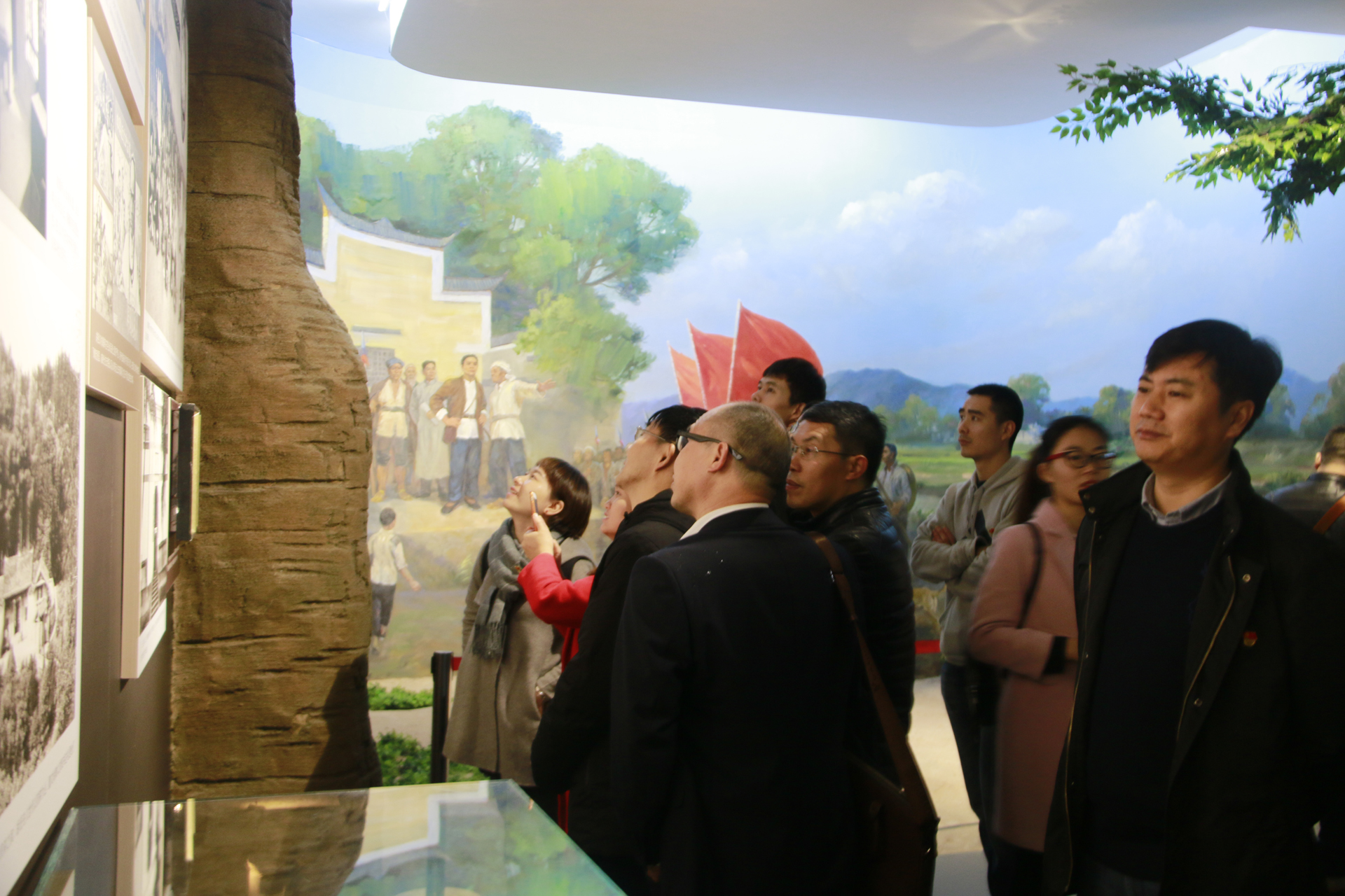 第一批党员参观