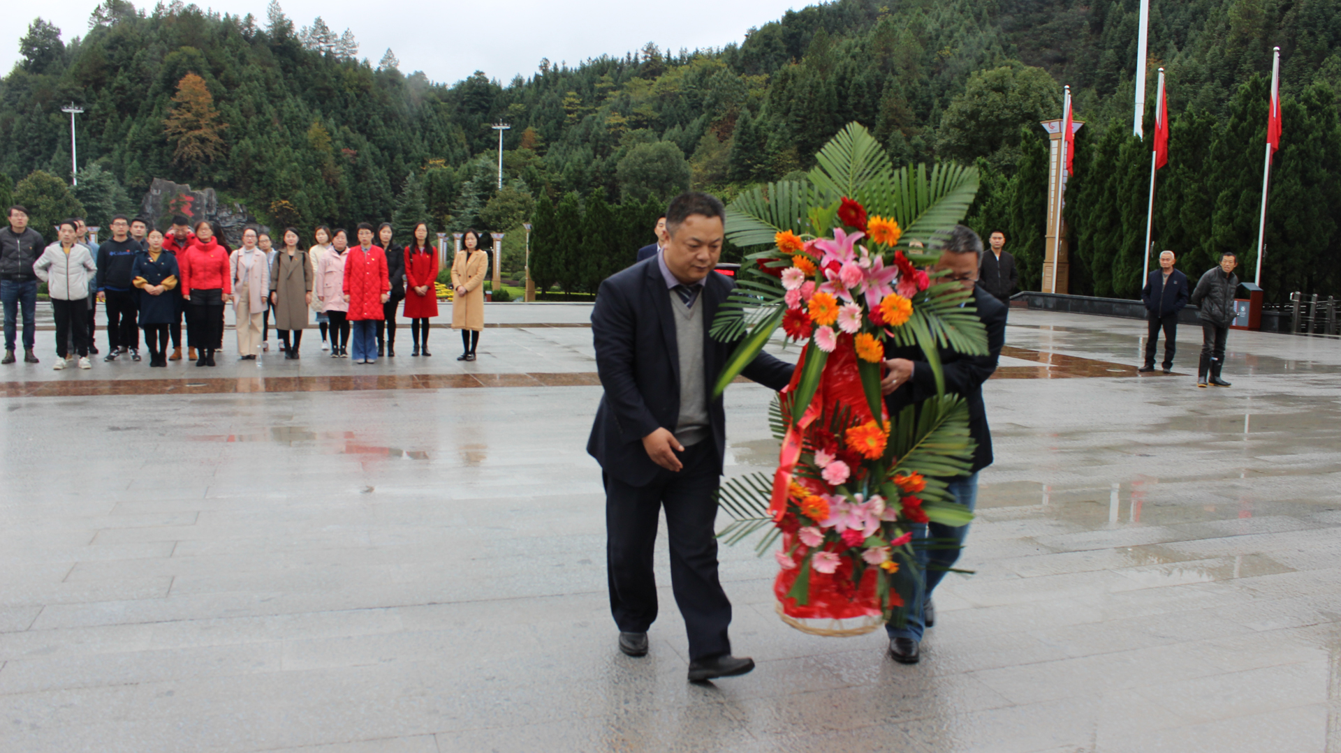 党总支肖荣书记敬献花圈
