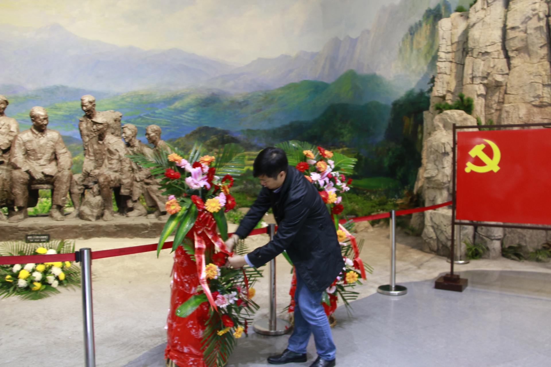 副校长喻志军代表敬献花圈