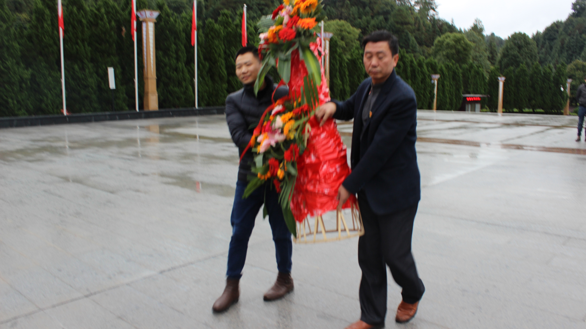 工会主席李昌坤和高二年级主管易戆如代表敬献花圈
